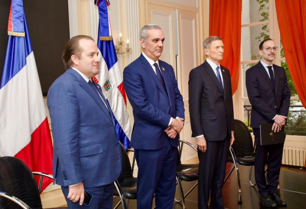 Abinader se reúne con dominicanos en París y plantea fortalecer servicios para la diáspora